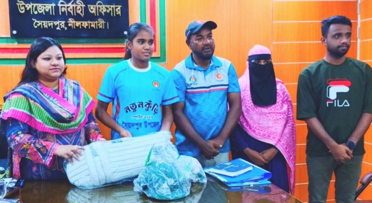 সৈয়দপুরে খেলার উপকরণ দিয়ে নারী ক্রিকেটারের পাশে ইউএনও
